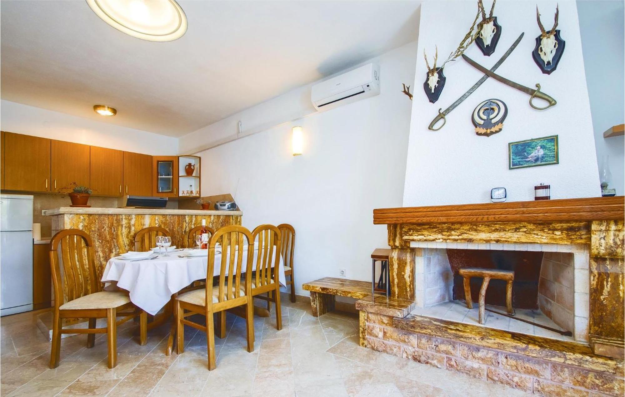 Beautiful Home In Pucisca With Wifi Exterior foto